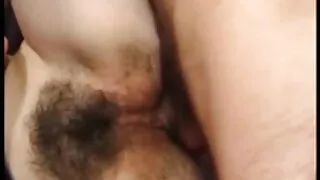 Lesbiennes à la peau foncée qui descendent de la jeune et vieux x bite d'un homme blanc.
