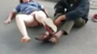 Un homme noir baise une fille blanche dans un trou porno vieux africain anal.