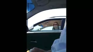 Fille se masturbe au lit vieux cochon porn en faisant selfie.