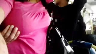 L'actrice branle video partouze vieux sa capuche et s'amuse.
