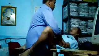Adorable sexe vieu Mick Blue. Tirez la beauté sur la bite.