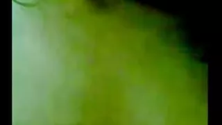 Les lesbiennes s'amusaient avec un porno vieu gode-ceinture jusqu'à l'arrivée du voisin.