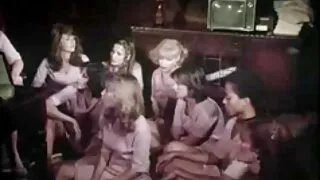 Les lesbiennes partagent la cabane et la bite du voisin les unes video sexe jeune et vieux avec les autres.