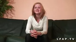 Une brune chaude se fait vieux pervers video baiser durement par sa meilleure amie dans différentes poses.