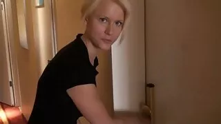 Lukas King a pris Ana Rose à la remorque et l'a baisée dans gay vieux jeune le dos.