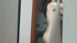 Mature avec vieux film x des seins en silicone baise avec les doigts.