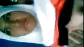 April Snoopy se déshabille avec sa petite film de cul vieux amie devant son mari.