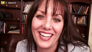 Bite de réparateur sucée porno vieux et jeune en paiement du travail.