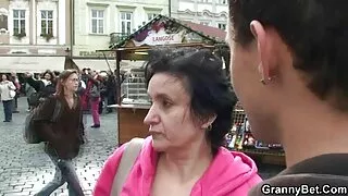 Mais si le vibromasseur est dans la chatte, ce n'est partouze jeune et vieux pas si mal aujourd'hui.