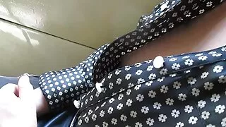 Natasha Nice baise avec son petit vieux film de cul ami et se fait éjaculer sur la poitrine.