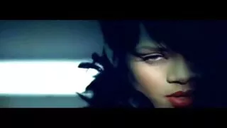 La fille chevauche la bite d'un trou du cul géorgien. film x avec vieux