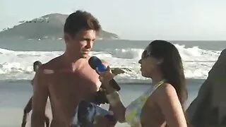 Baise avec des cheveux noirs et des chaussettes le plus vieux film porno au genou. Sexe après les cours à l'Université.