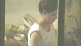 Un Américain suce une bite en costume ancien film x de lapin rose.