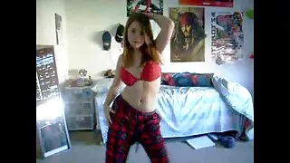 La chatte hérissée de Natalia Nihole comprend sex des vieux femmes la bite d'une mature.