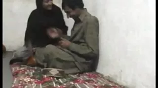 Fille pissant dans un verre de film ancien porno vin.