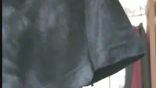 Tatoué offre du sexe vieux jeune sexe au joueur.