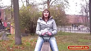La vieux et jeunes porn Sirena69 trompe son conjoint avec son enfant.