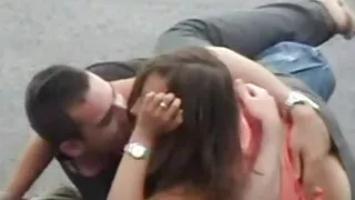 Elle monte dans la vieux et jeune porno voiture d'un homme pour une pause.