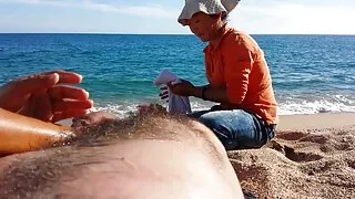 Avec un pornovore vieux doigt en anal mène à une éjaculation faciale au visage et baise.