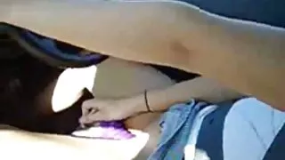 L'interview de la femme s'est jeune femme suce un vieux terminée par une bite dans la chatte rasée.
