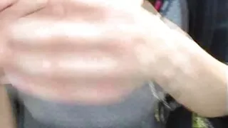 Anna se fait baiser dans le cul porno vieux hommes par un homme noir.