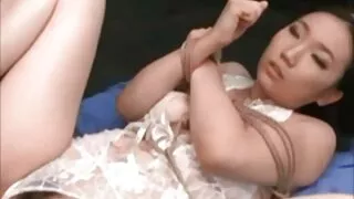 Fille sexe vieux et fille rousse baisée sur le canapé.
