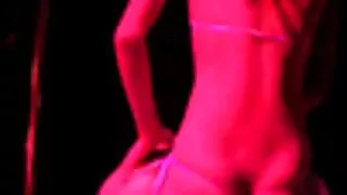L'écrivain se sexe vieux jeune délecte de la masturbation.
