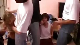 Beauté fatale baisée vidéo vieux gays par un complice.