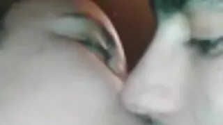 Kiara Gold se masturbe tôt le matin avec un xxx des vieux vibromasseur.