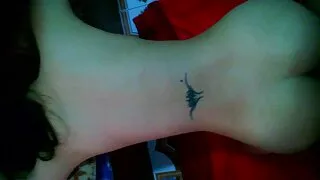 MILF trompe son sexe vieux jeune mari avec son ami.