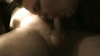 Une grosse femme suce une vieux avec jeune fille porno petite bite au son de la musique.