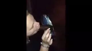 Baba prend la sexe entre vieux bite en gros plan.