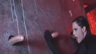 Kell Oliv Oliveira est venue relever le défi et a eu des bites vieux jeune sexe dans le cul.