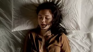 Le sperme vieux film de cul sort du verre de Lil Lo Lou après une sodomie serrée.