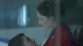 La porn vieux jeune fille goutte sur la bite, essayant de devenir une star.