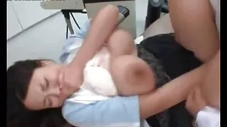 Un mec dur baise une partouze vieux jeunes beauté dans un coin paradisiaque de la Crimée, drainant le sperme dans sa bouche.