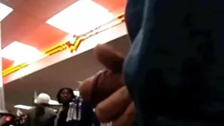 Devant le marié, la mariée se fait baiser dans video sexe vieux avec jeune le cul.