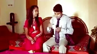Regardez sexx vieux Son héroïne avec une bite dans la chatte en parcourant Instagram.