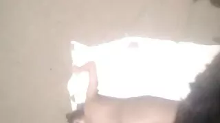 Jeune femme baise son amie avec un sexe jeune et vieux strapon.
