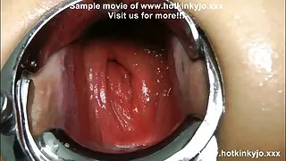 Brune à lunettes sexe jeune vieux a soif d'une grosse bite.