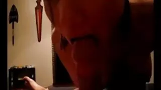 Lily se fait baiser la chatte allongée sur le ventre jeune et vieux porn sur le canapé.