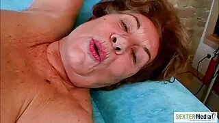 Un vieux porno gardien de sécurité noir baise une Blonde.