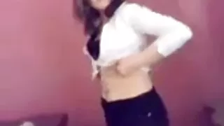 Dan Ferrari a baisé une brune et a joui sur sa film x de vieux langue.