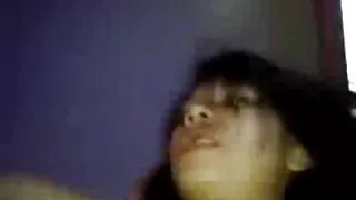 Baiser avec une grosse femme tatouée sur un lit grinçant. porno vieux et jeune fille