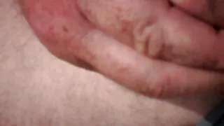 Le massage se jette porno avec vieux dans un trio huileux.