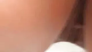 La blonde chevauche la bite d'un trou du cul. porno avec vieux