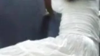 Moderna sexe vieux et vieilles Malvina baisée sur le canapé.