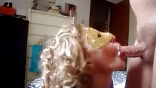 Un homme tire une fille sur la bite baisee par un vieux pour la prévention.