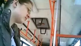 L'étudiant du Master est en jeune fille baisée par un vieux train de baiser.