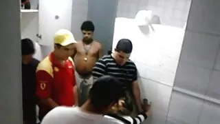 La salope se vieux cochon avec jeune fille perce le vagin avec un gode.